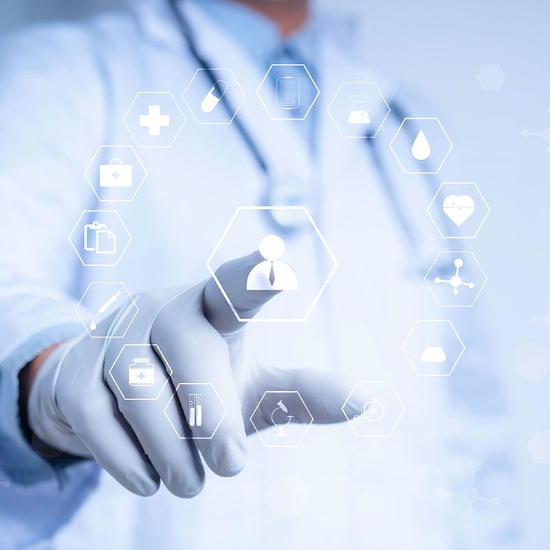 Arzt zeigt auf Symbole