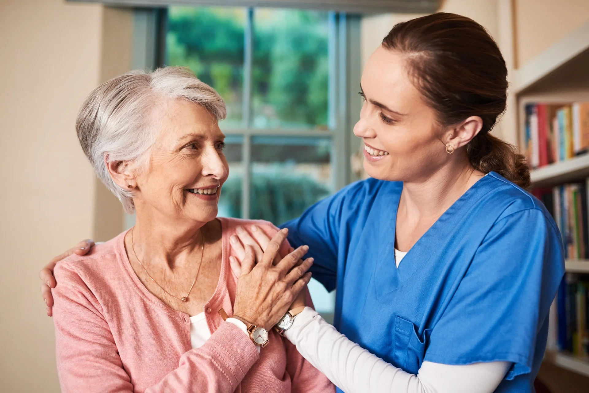 Pflegerin im Gespräch mit einer Seniorin
